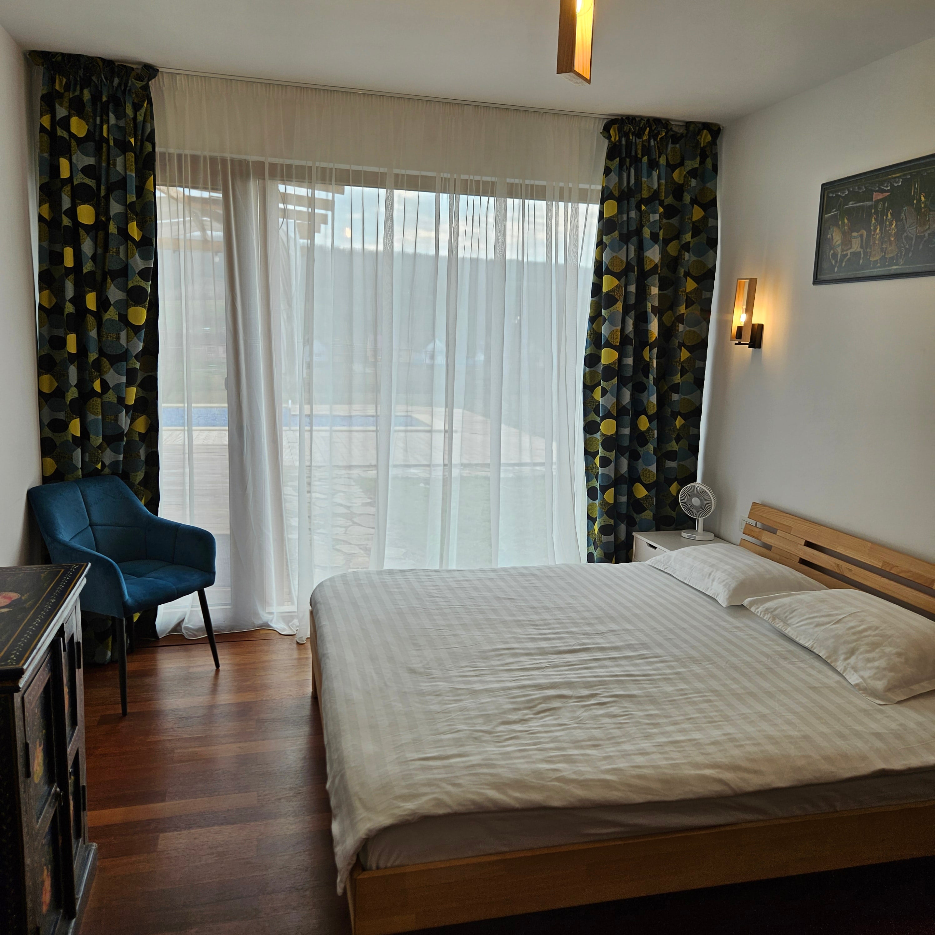 Cameră de lux cu baie proprie și pat king size